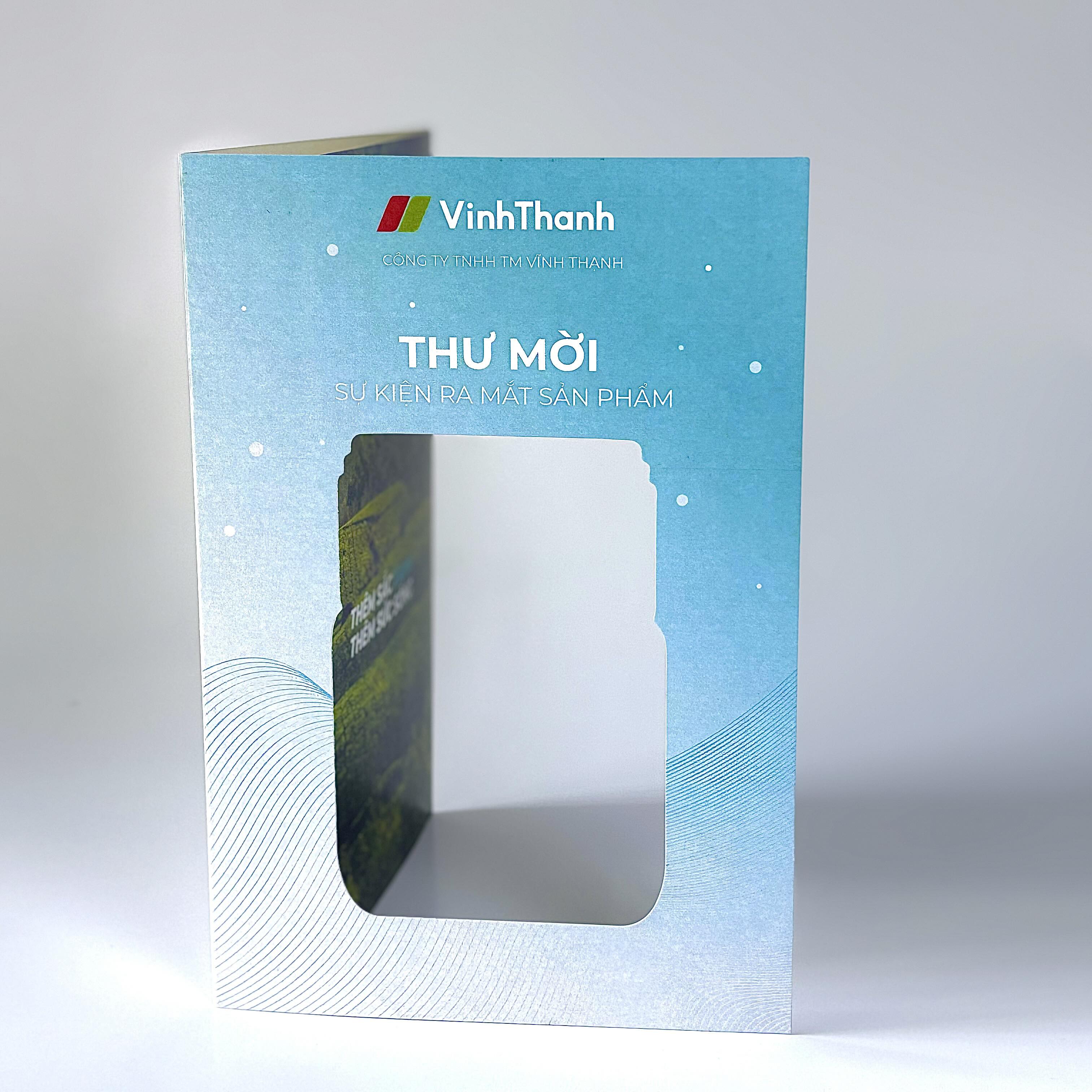 Vé thiệp mời với thiết kế màu xanh nhạt